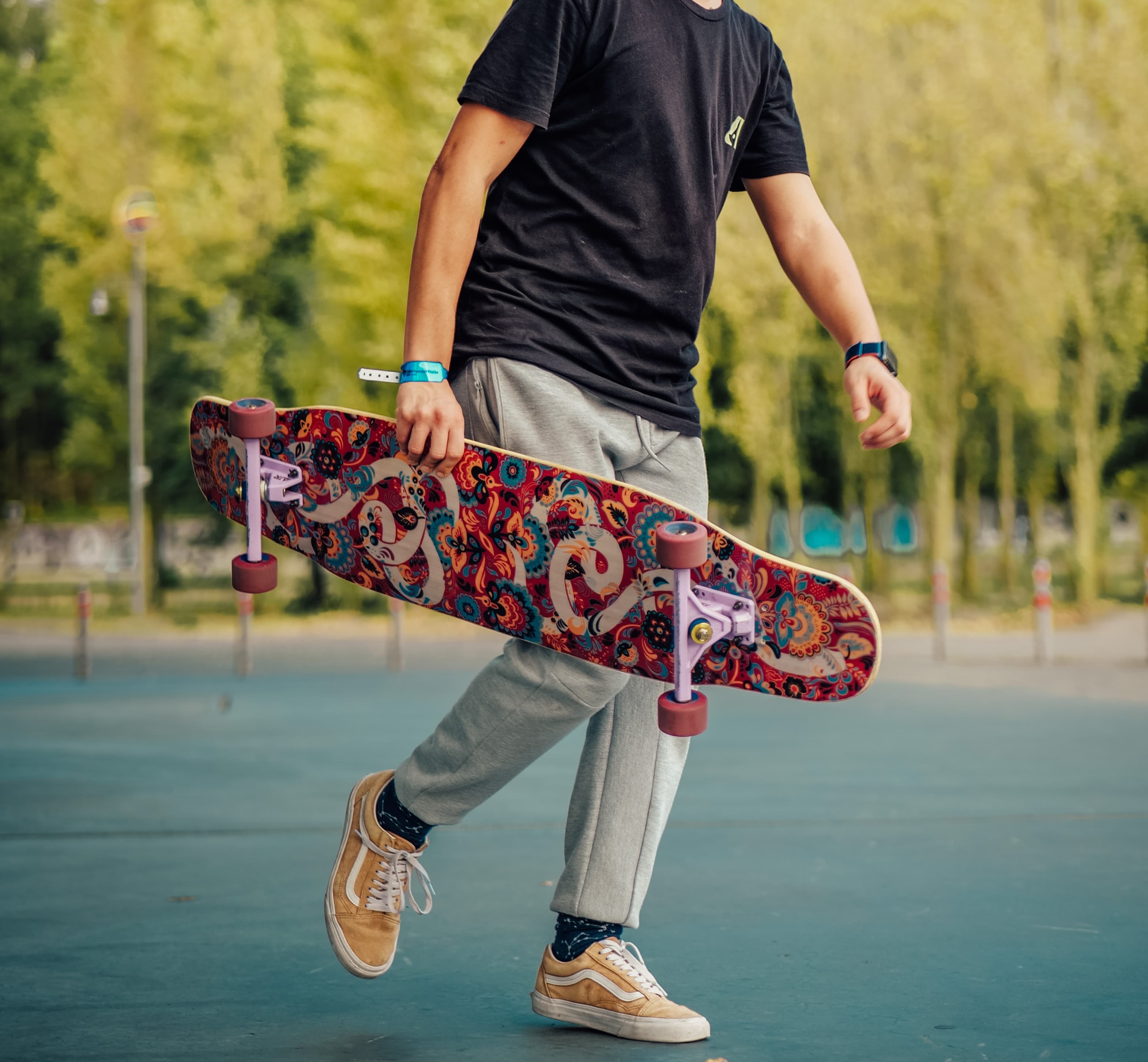 Sinner Longboard carryied by a person